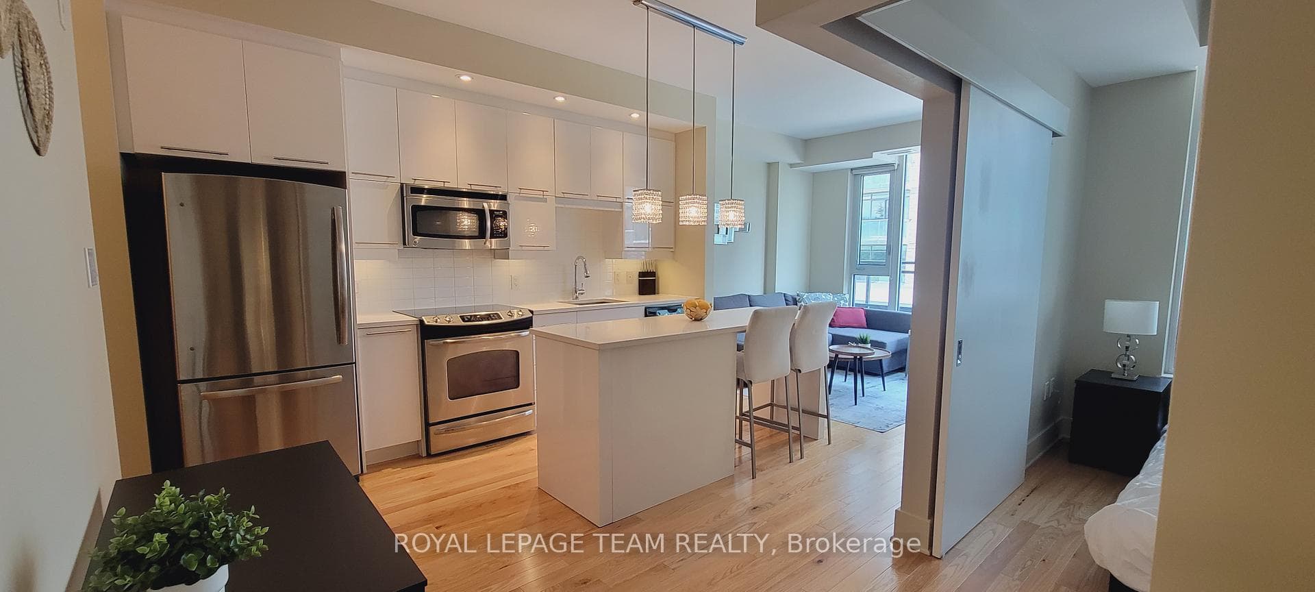 Bright, Modern & Fully Furnished