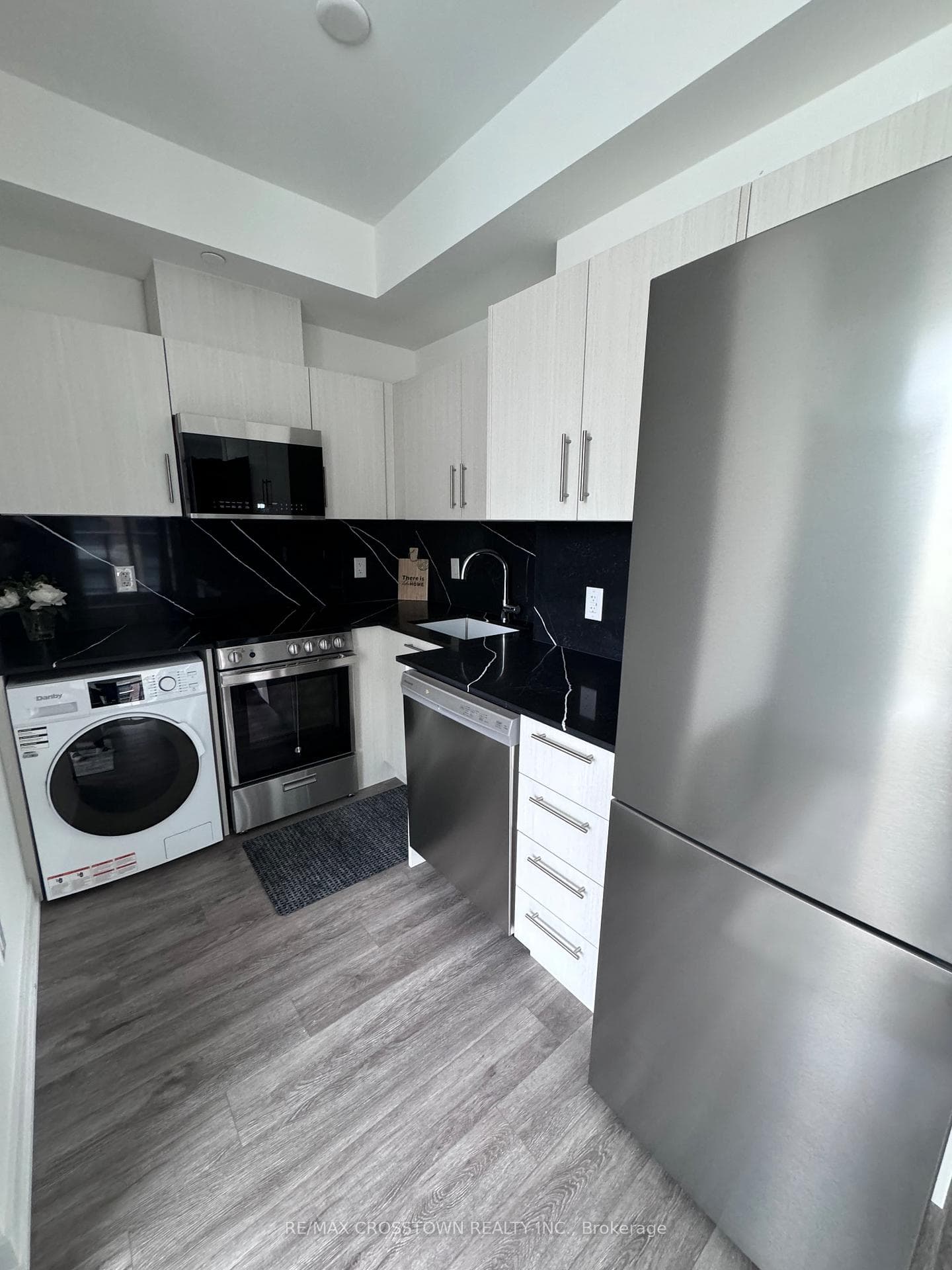 57-861 Sheppard Avenue Unit 4th photo 2