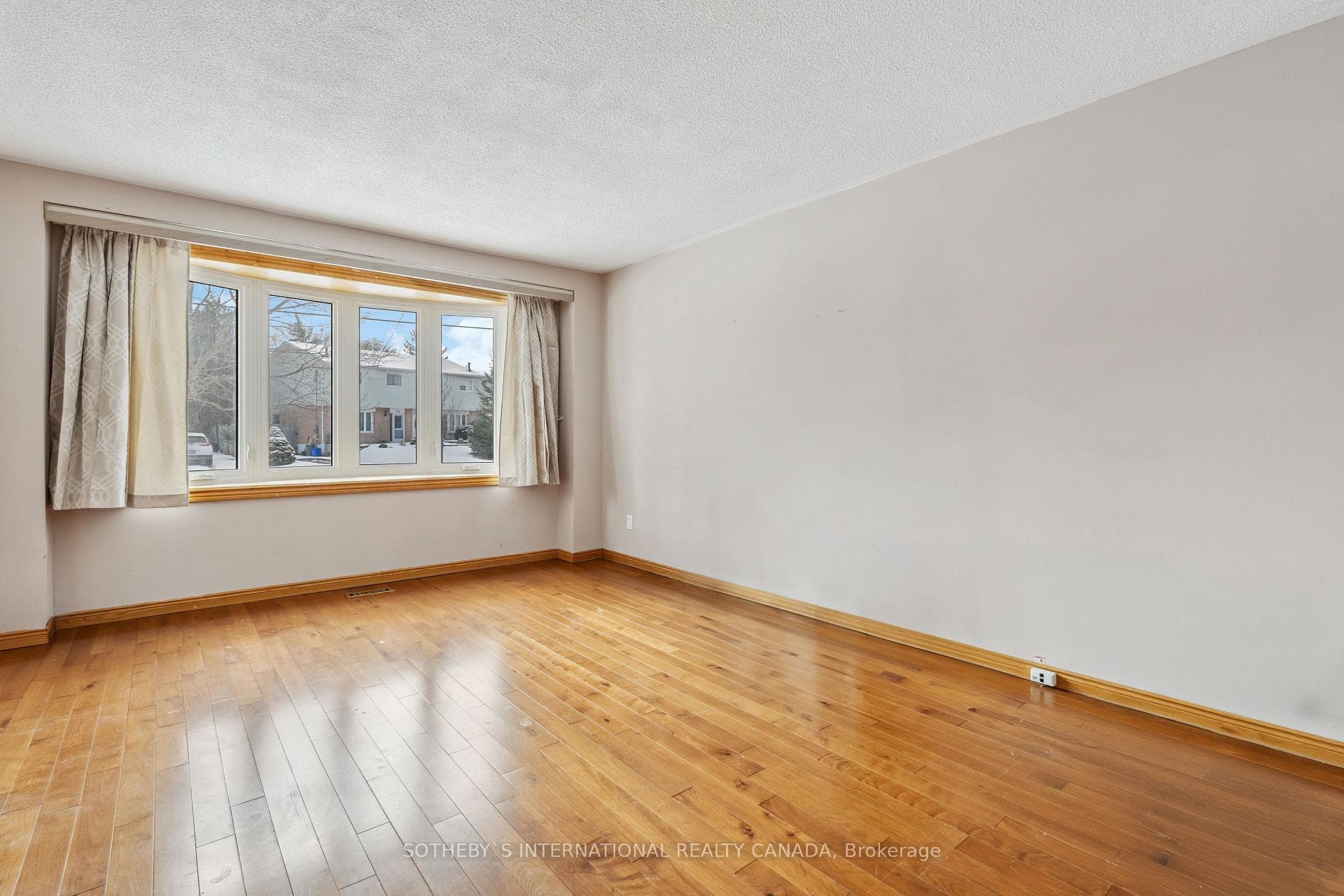 745 Elgin Street photo 2