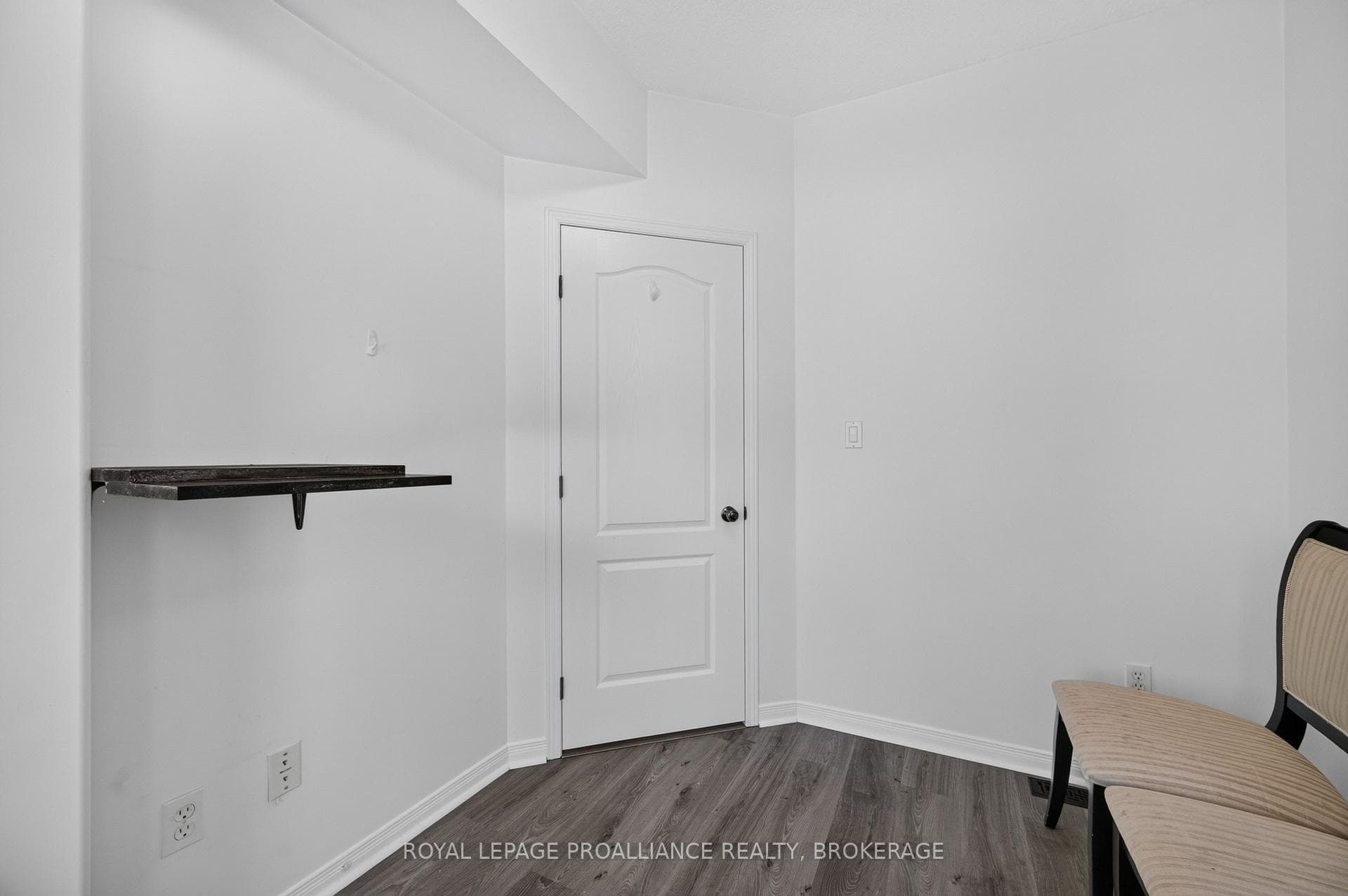 445 Maureen Street photo 7