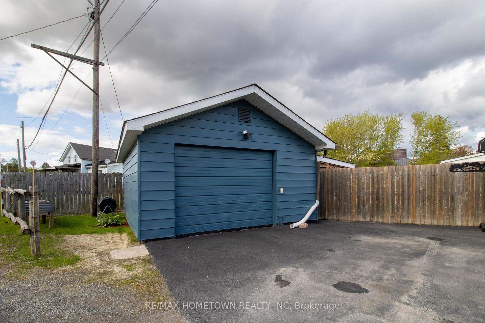 2038 Dundas Street photo 5