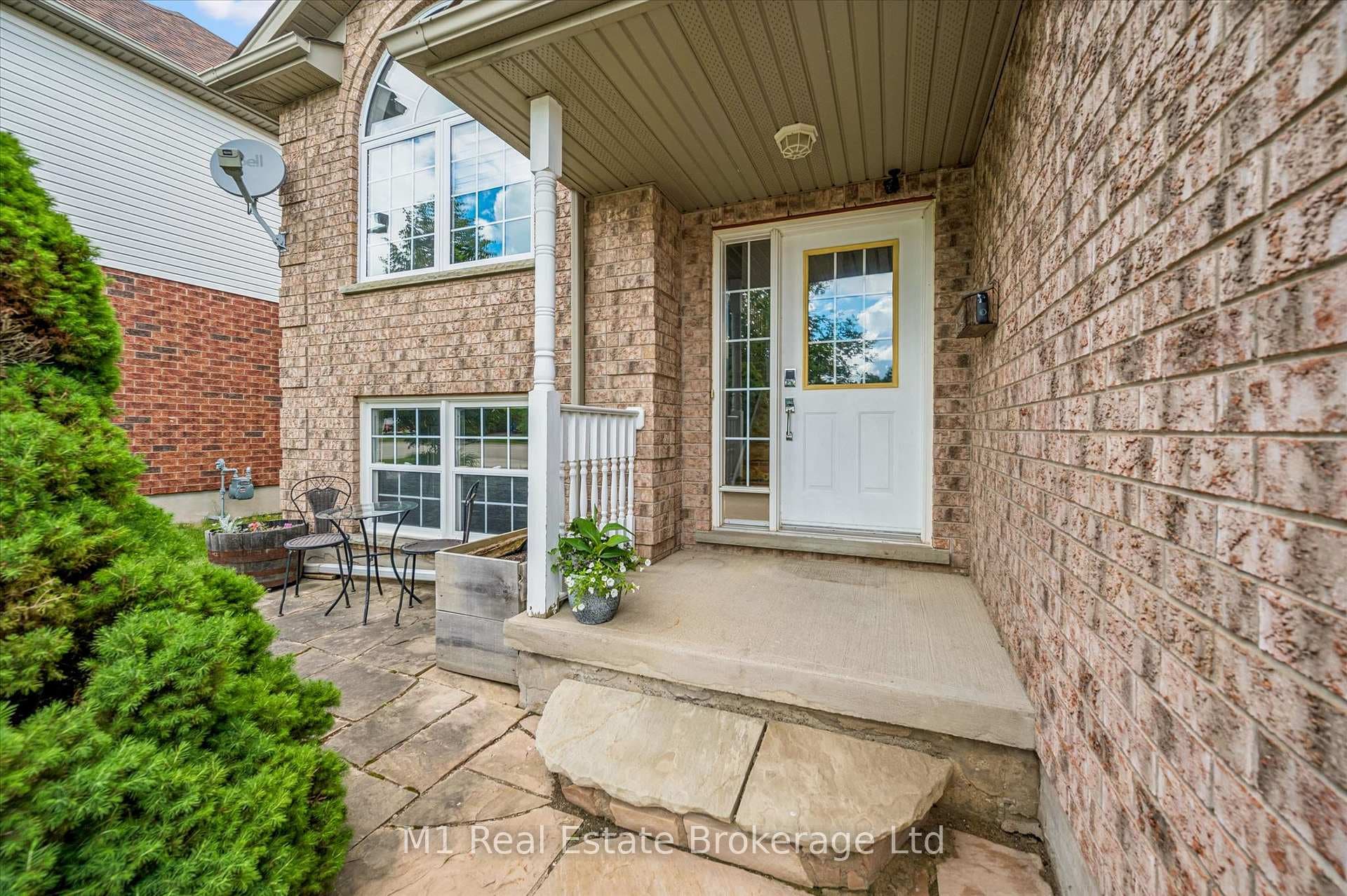 584 Mctavish Street photo 5