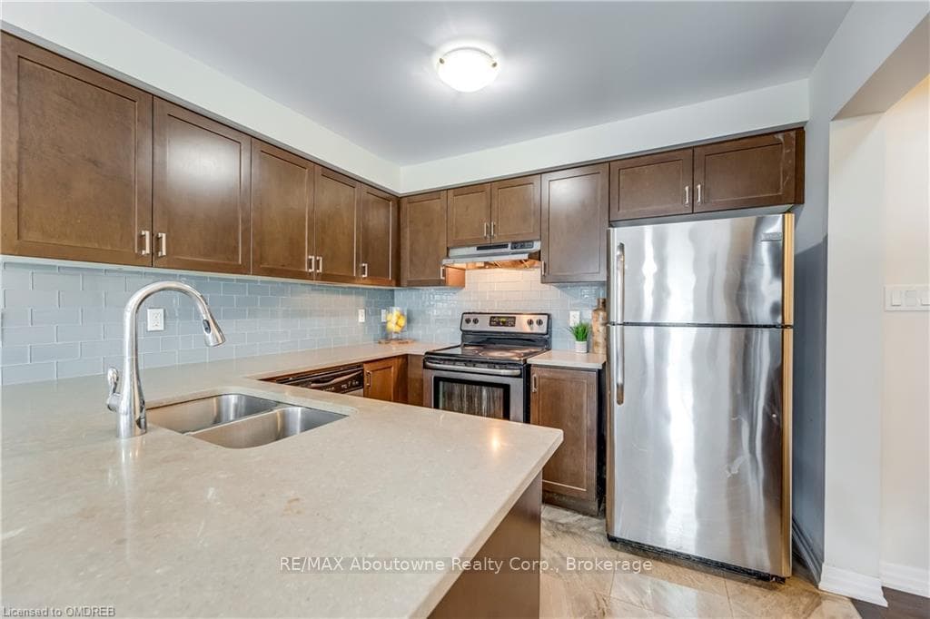 3059 MISTLETOE Gardens photo 5