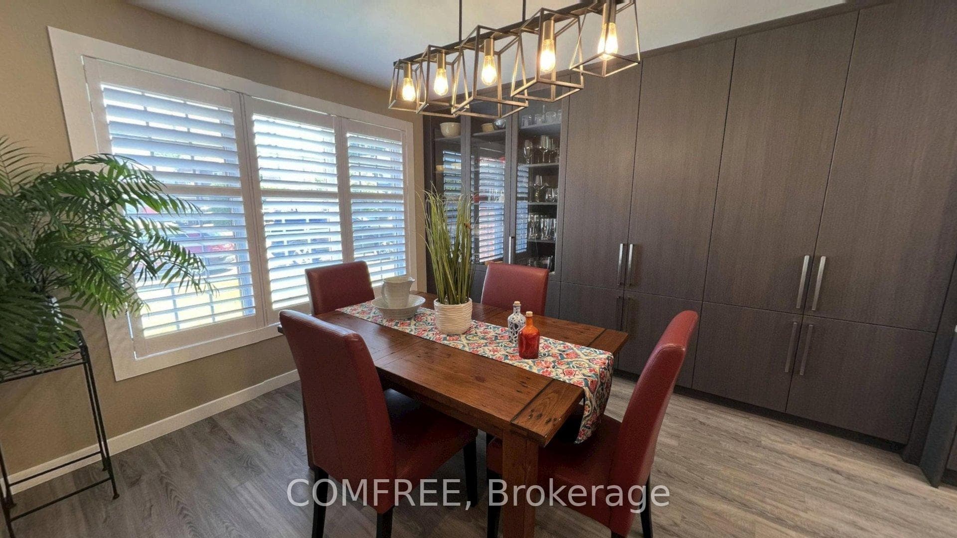 2093 Boake Street photo 3
