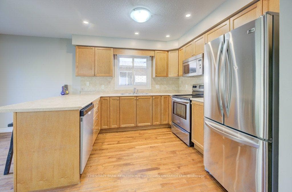 404 Tealby Crescent photo 11