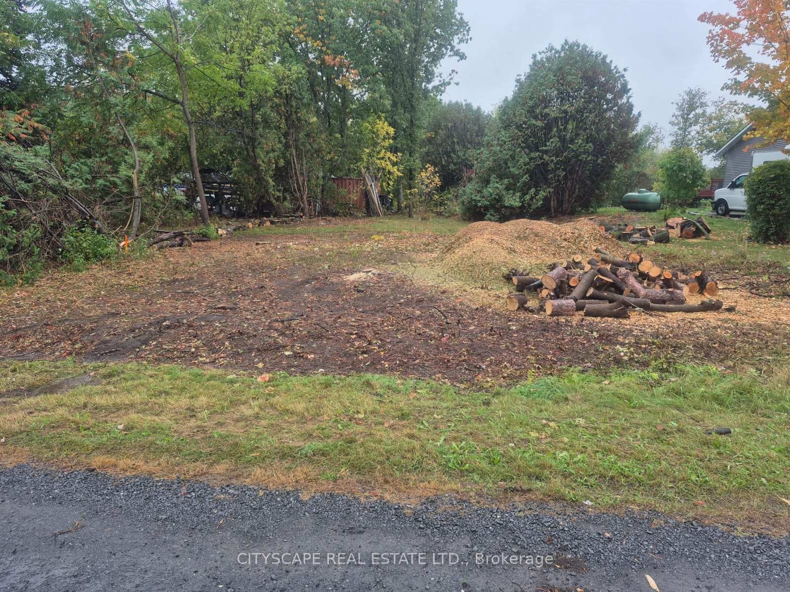 1574 Old Montreal Road photo 1