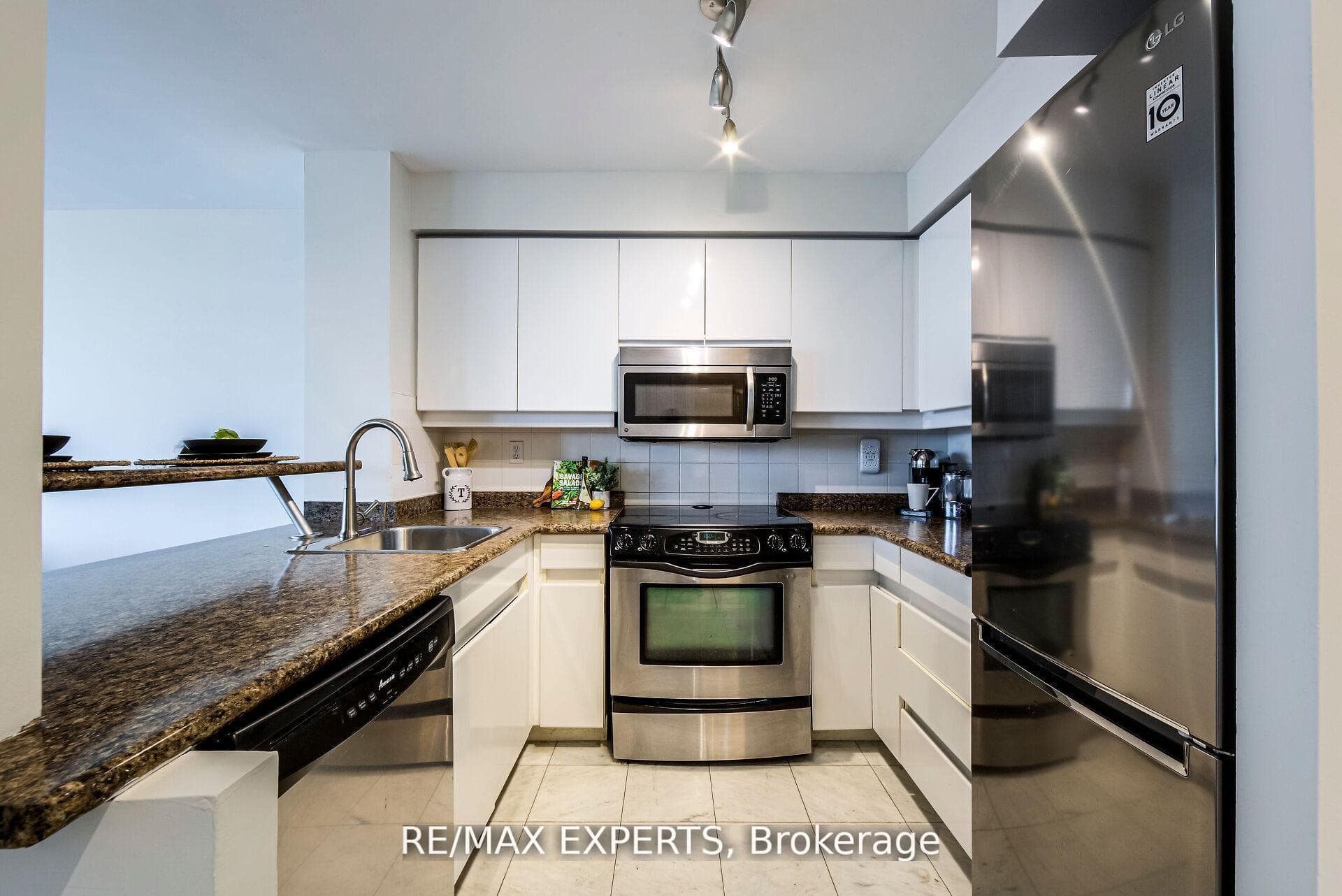 942 Yonge Street Unit 1006 photo 12