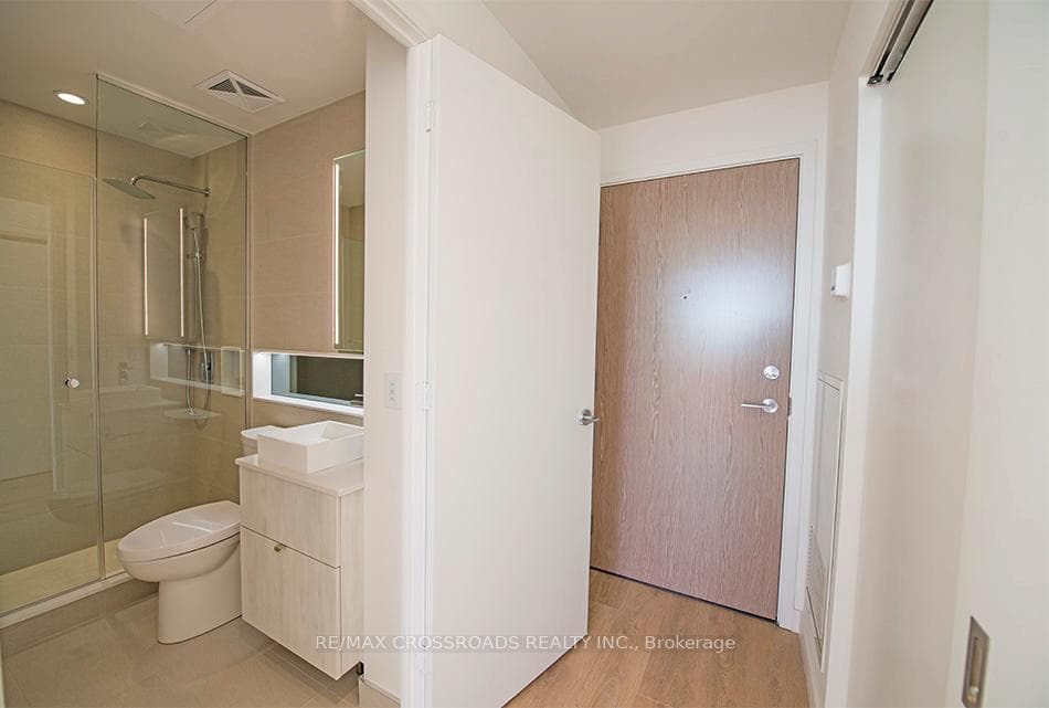 215 Queen Street Unit 2503 photo 2
