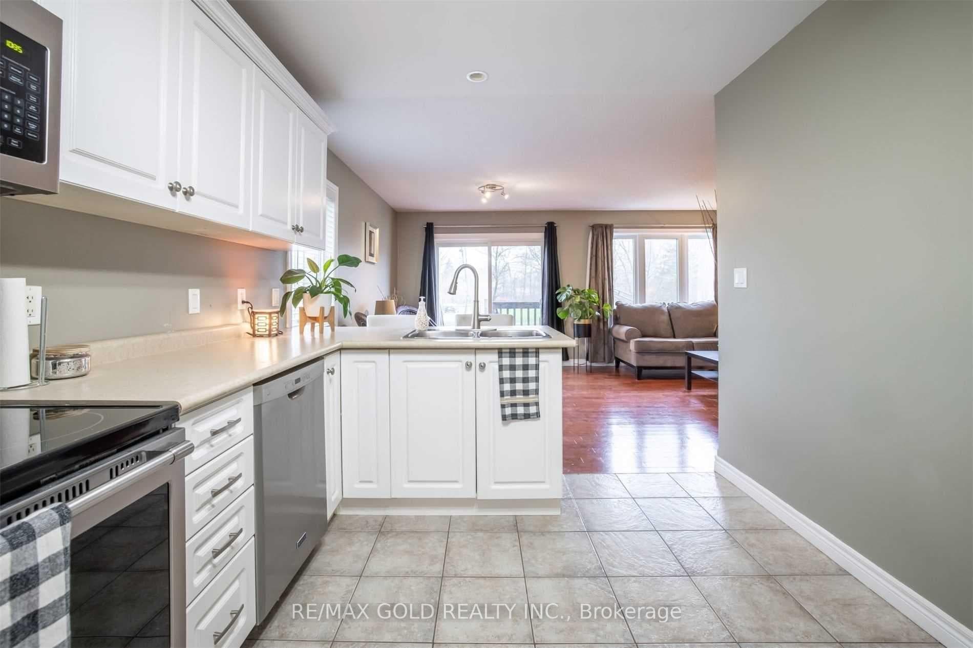11 Rose Avenue photo 4