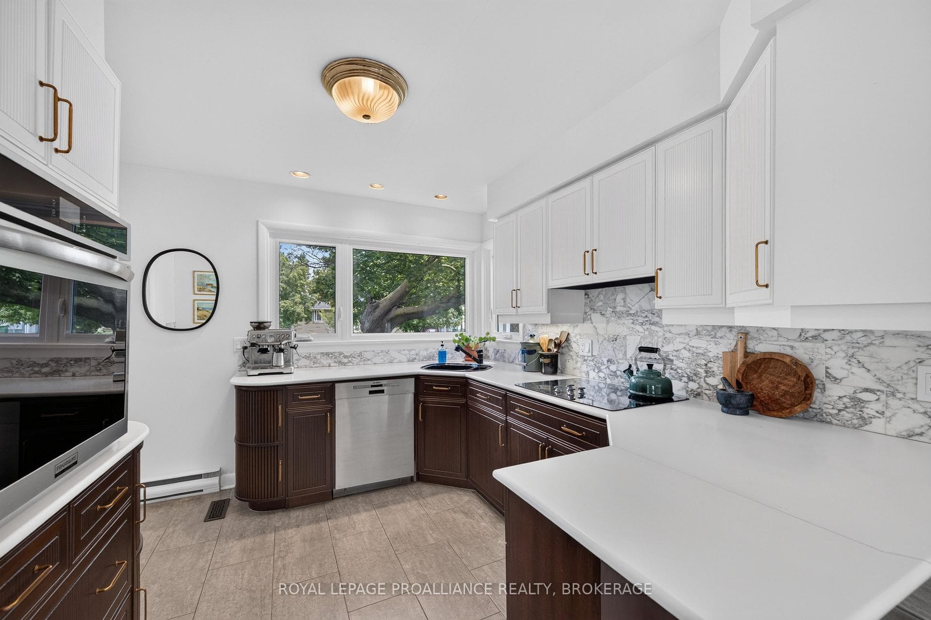 288 Yonge Street photo 6