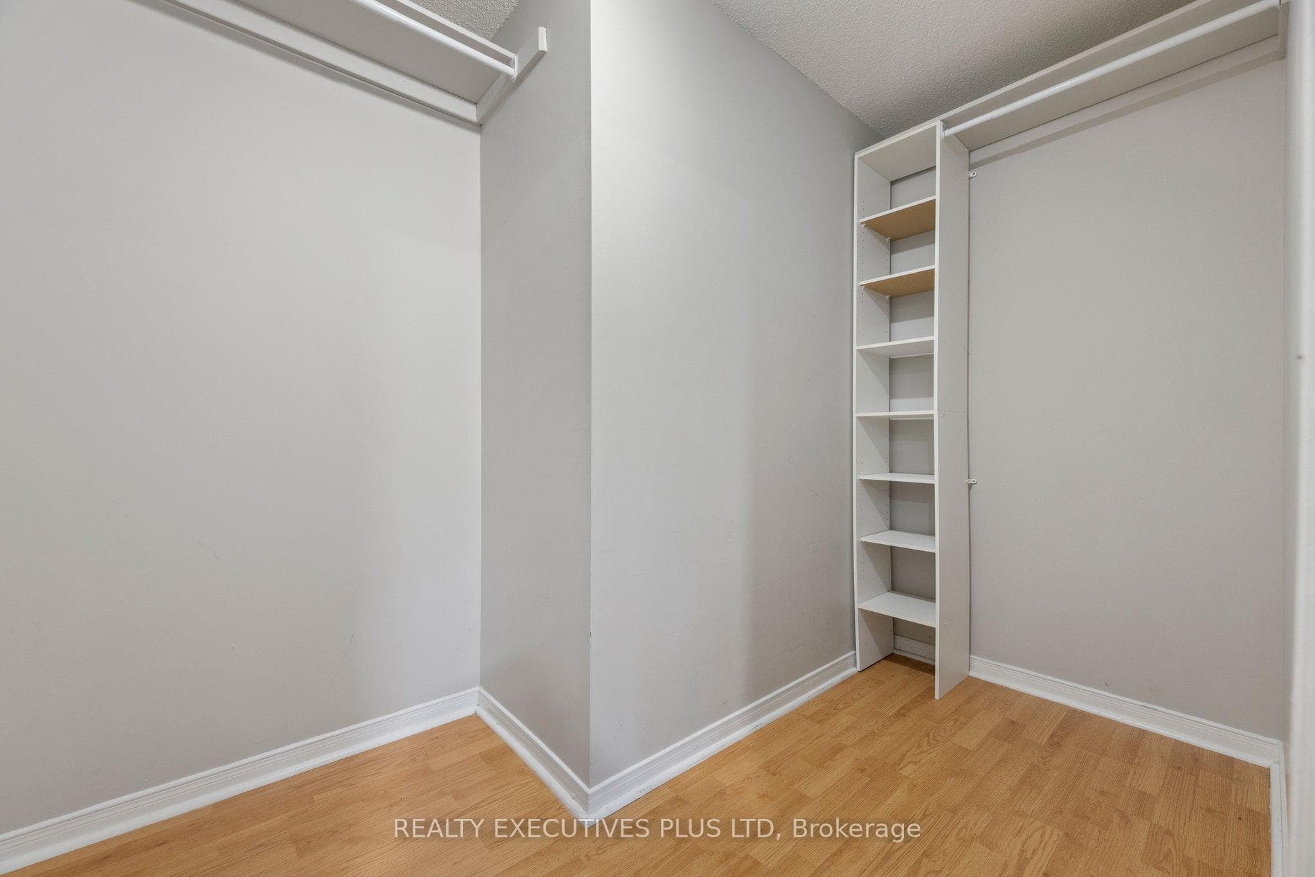 693 Barnes Crescent photo 25