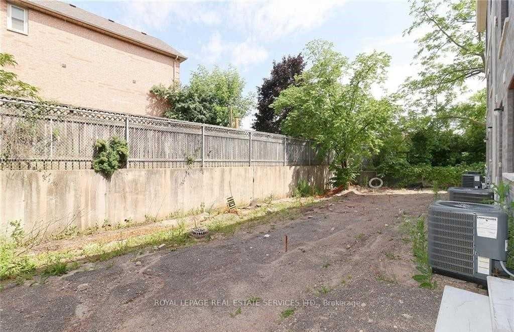 383 Dundas Street Unit 11 photo 28