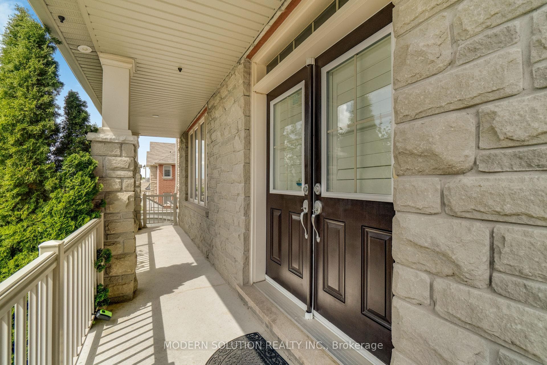 4 Overhold Crescent photo 3