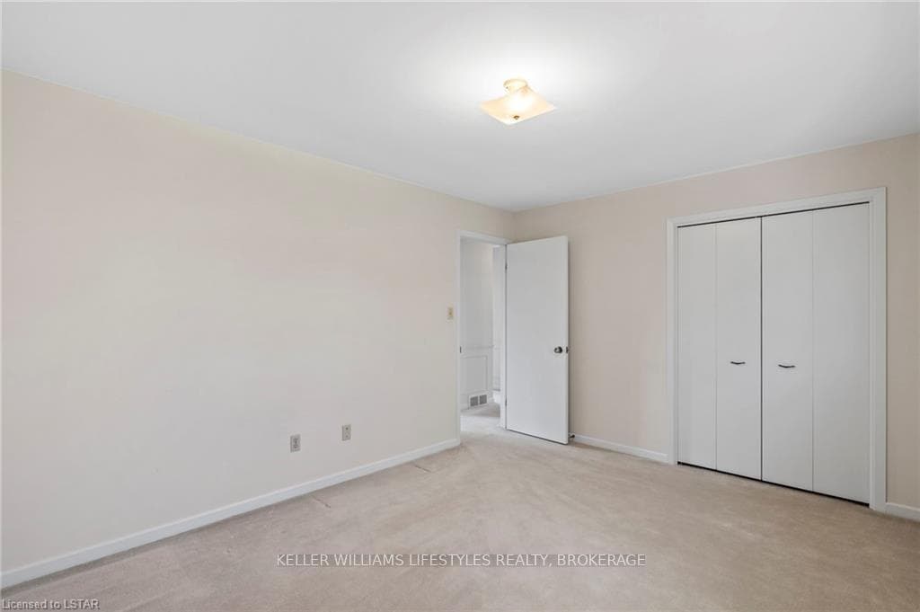 128 HILLSMOUNT Crescent photo 29