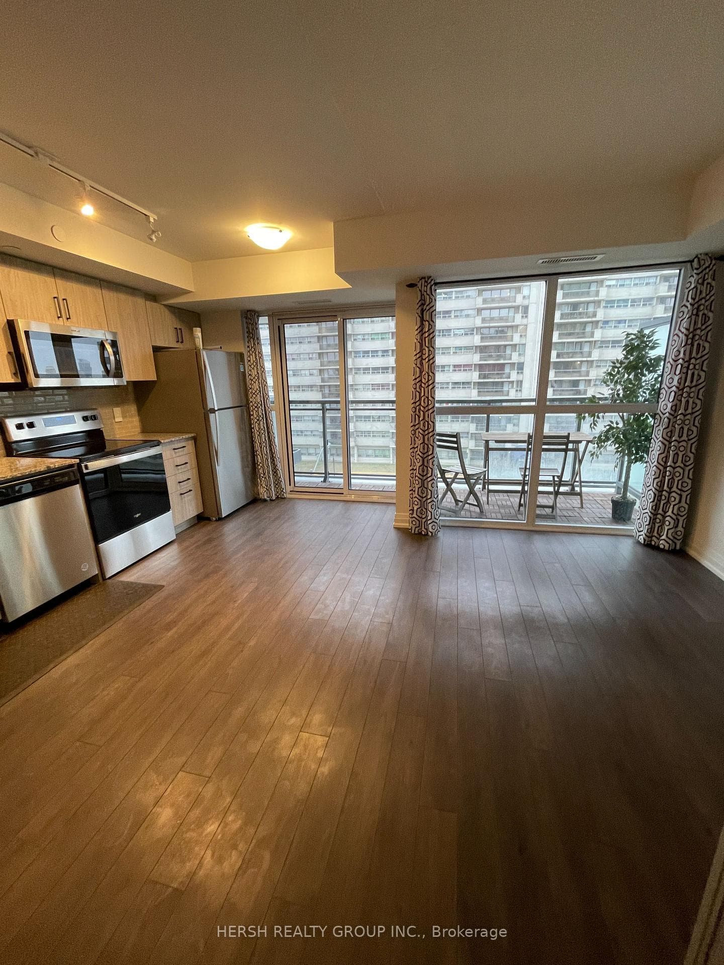20 Meadowglen Place Unit 533 photo 4