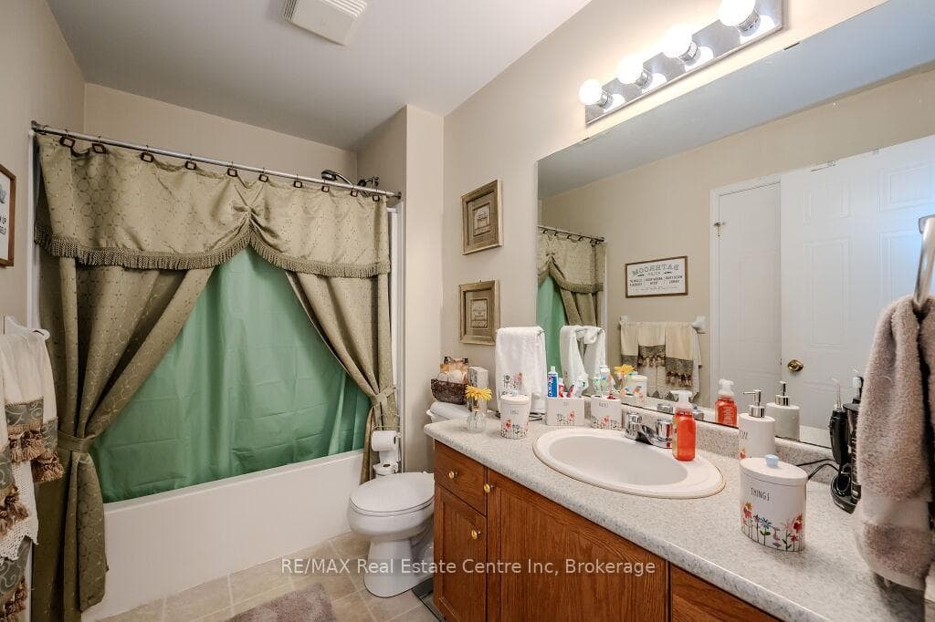 128 Henhoeffer Crescent photo 25