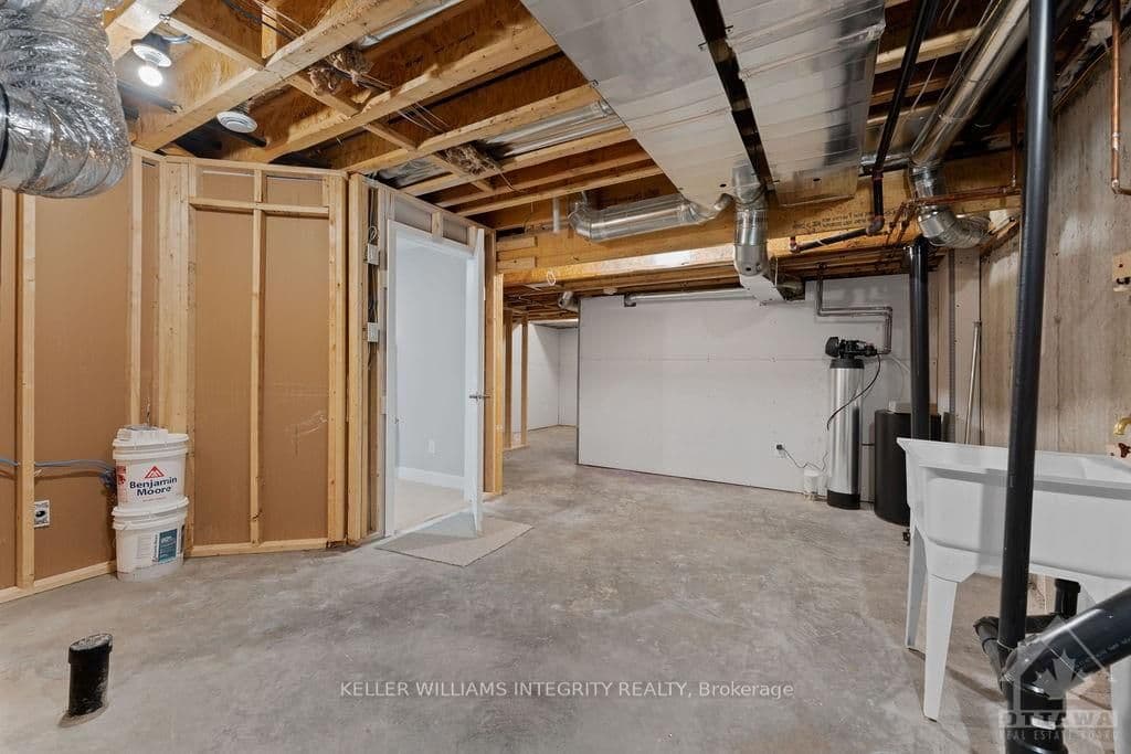 127 BRISTOL Crescent photo 28