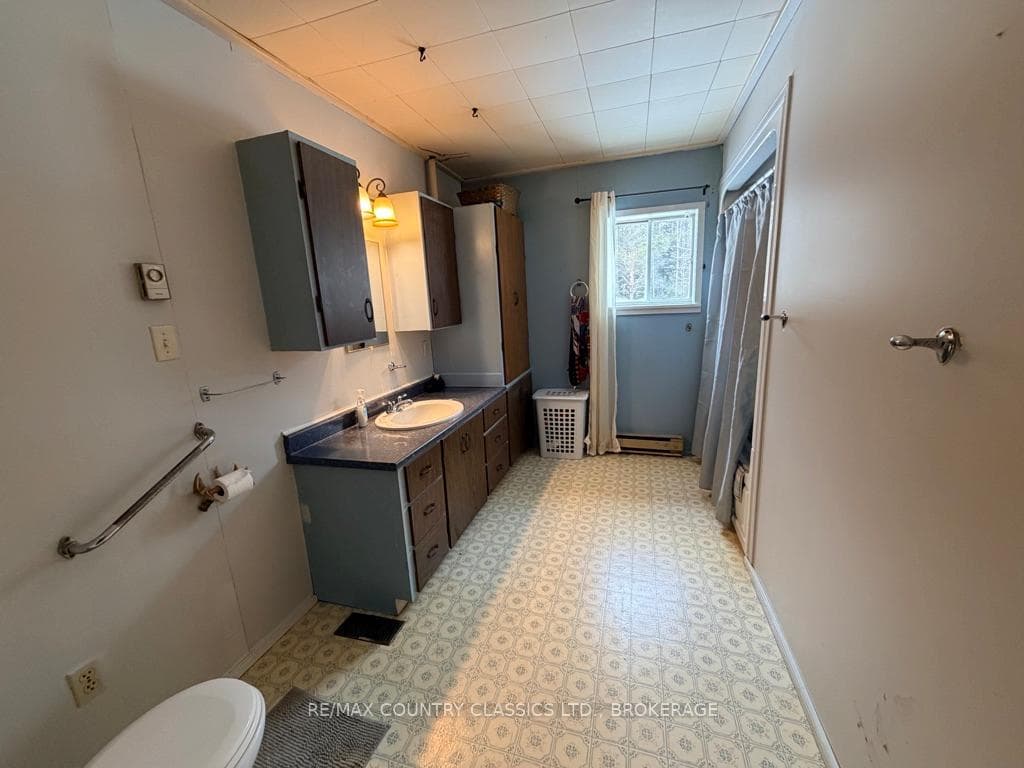 Large 4 piece bathroom
