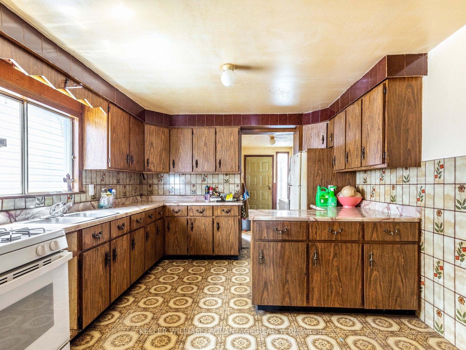LARGE KITCHEN