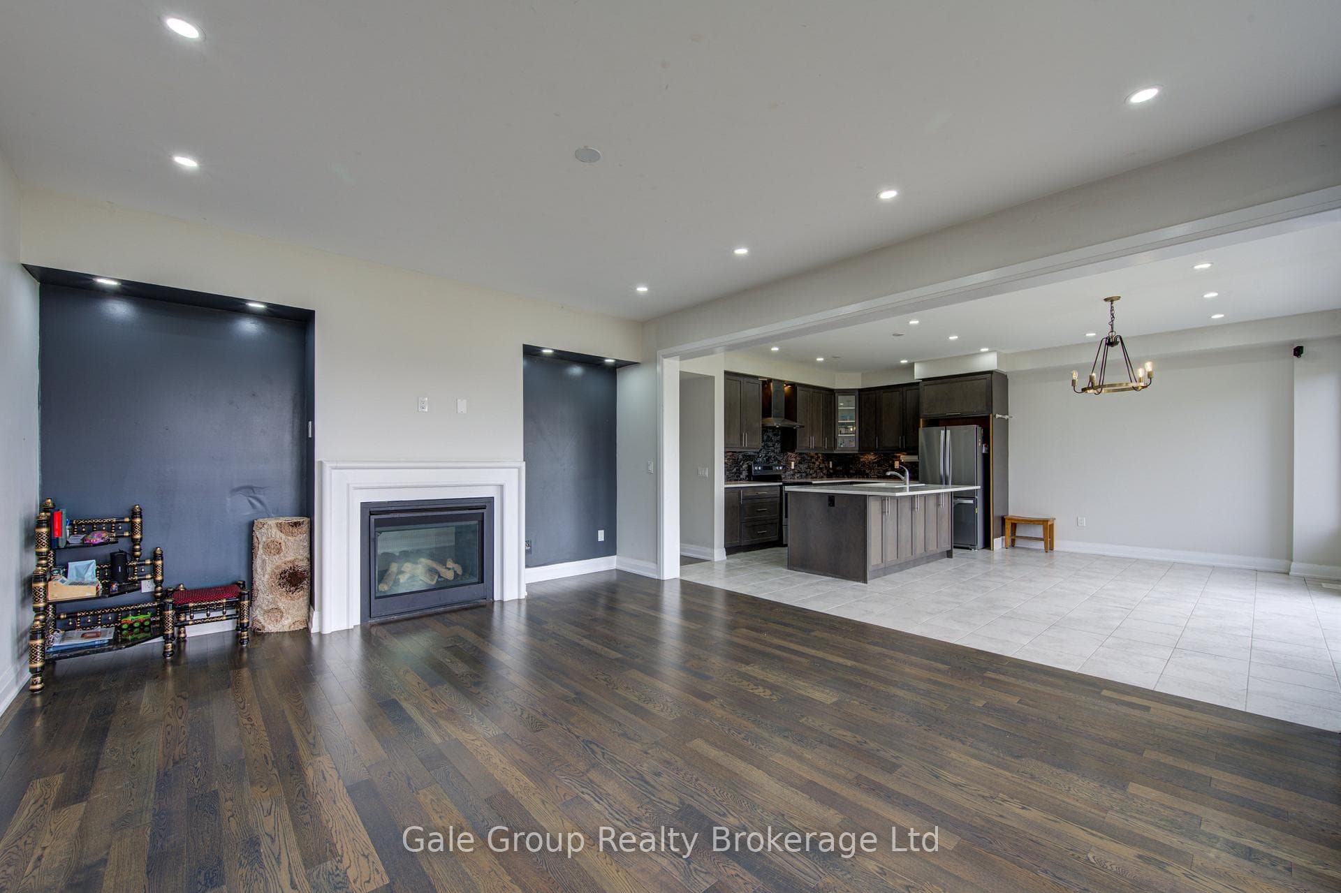 125 Prince Charles Crescent photo 15