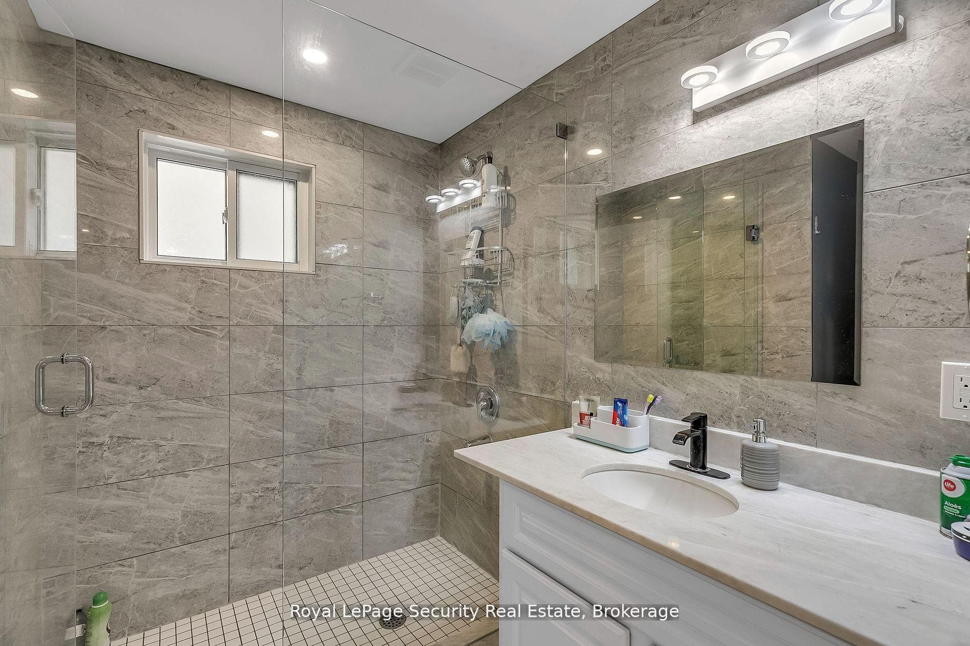 479 Britannia Avenue photo 36