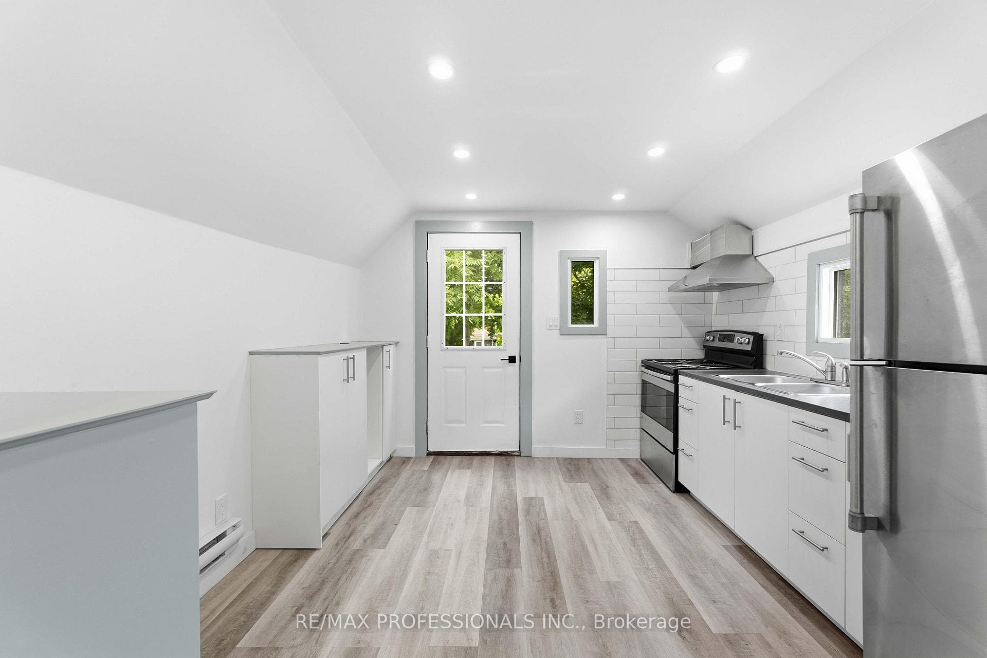 759 Barton Street Unit # Upper photo 1