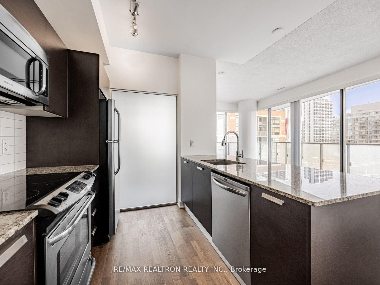 1815 Yonge Street Unit 1006 photo 4