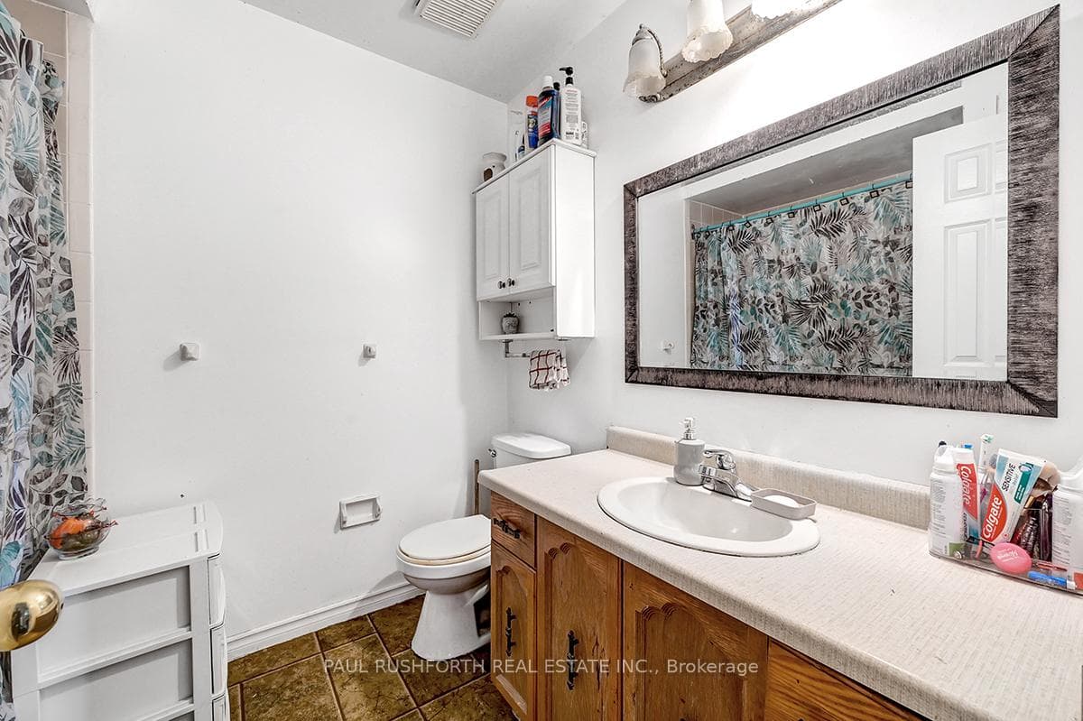 152 Dunlop Crescent photo 17