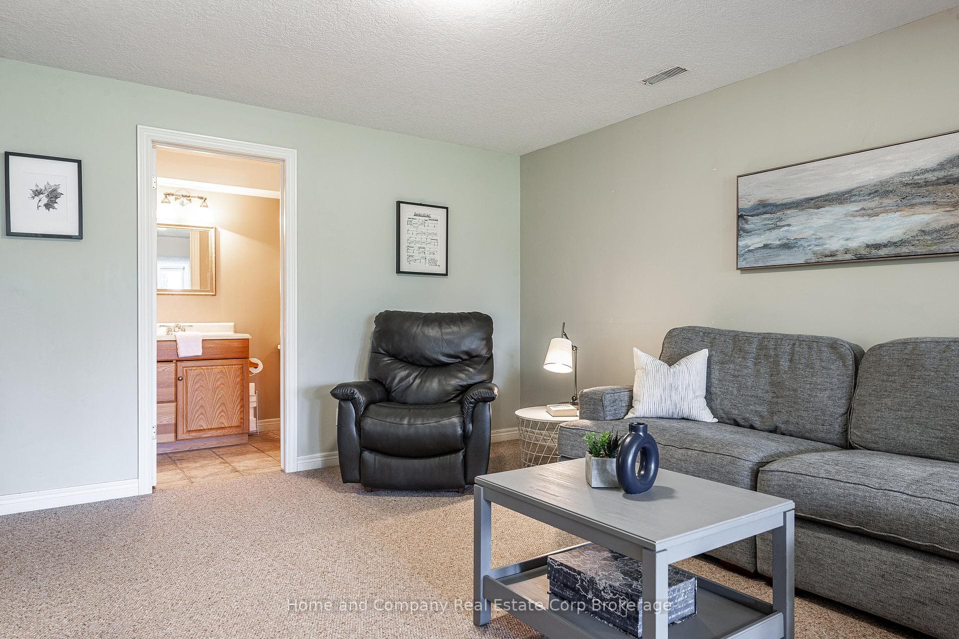 82 Gregory Crescent photo 29