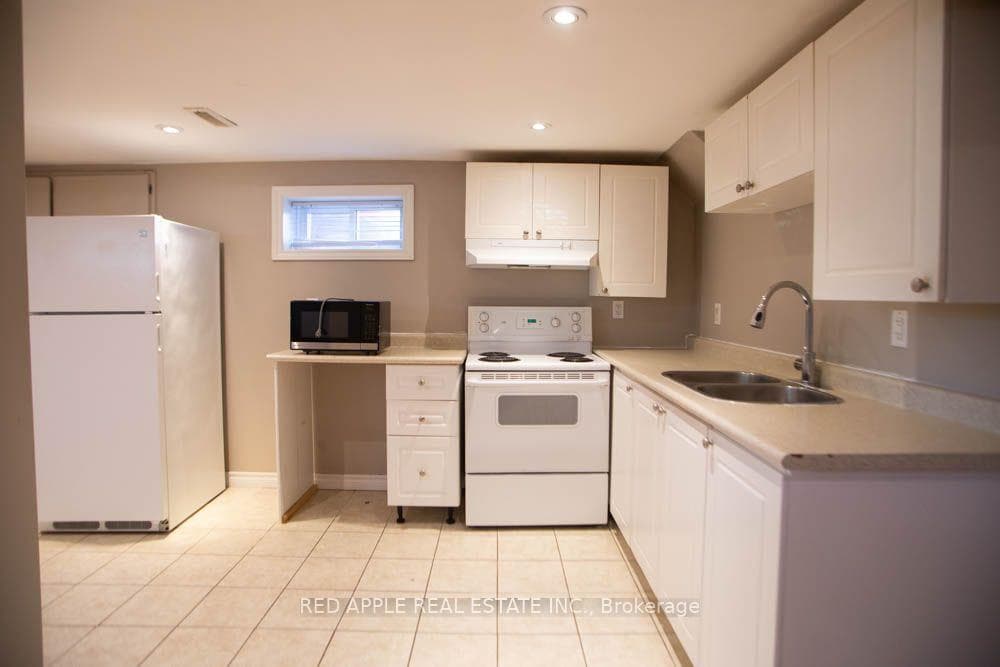 126 LONGFORD Drive photo 12
