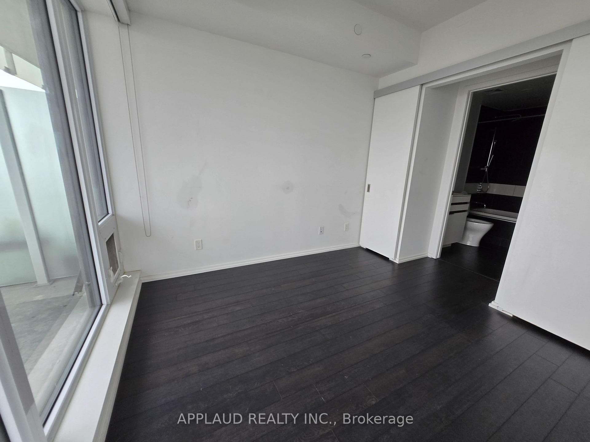 197 Yonge Street Unit 5002 photo 9
