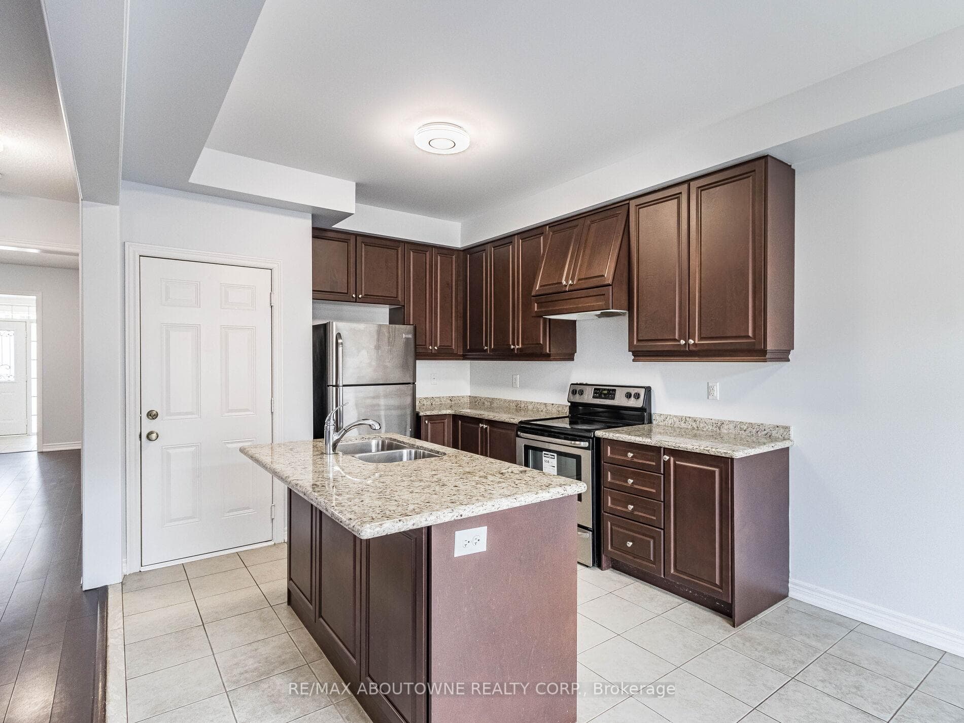 5582 Meadowcrest Avenue photo 18