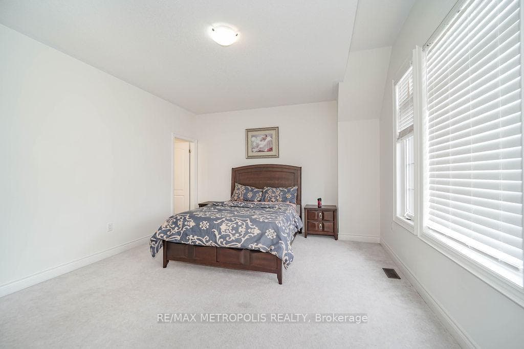 64 Tesla Crescent photo 24