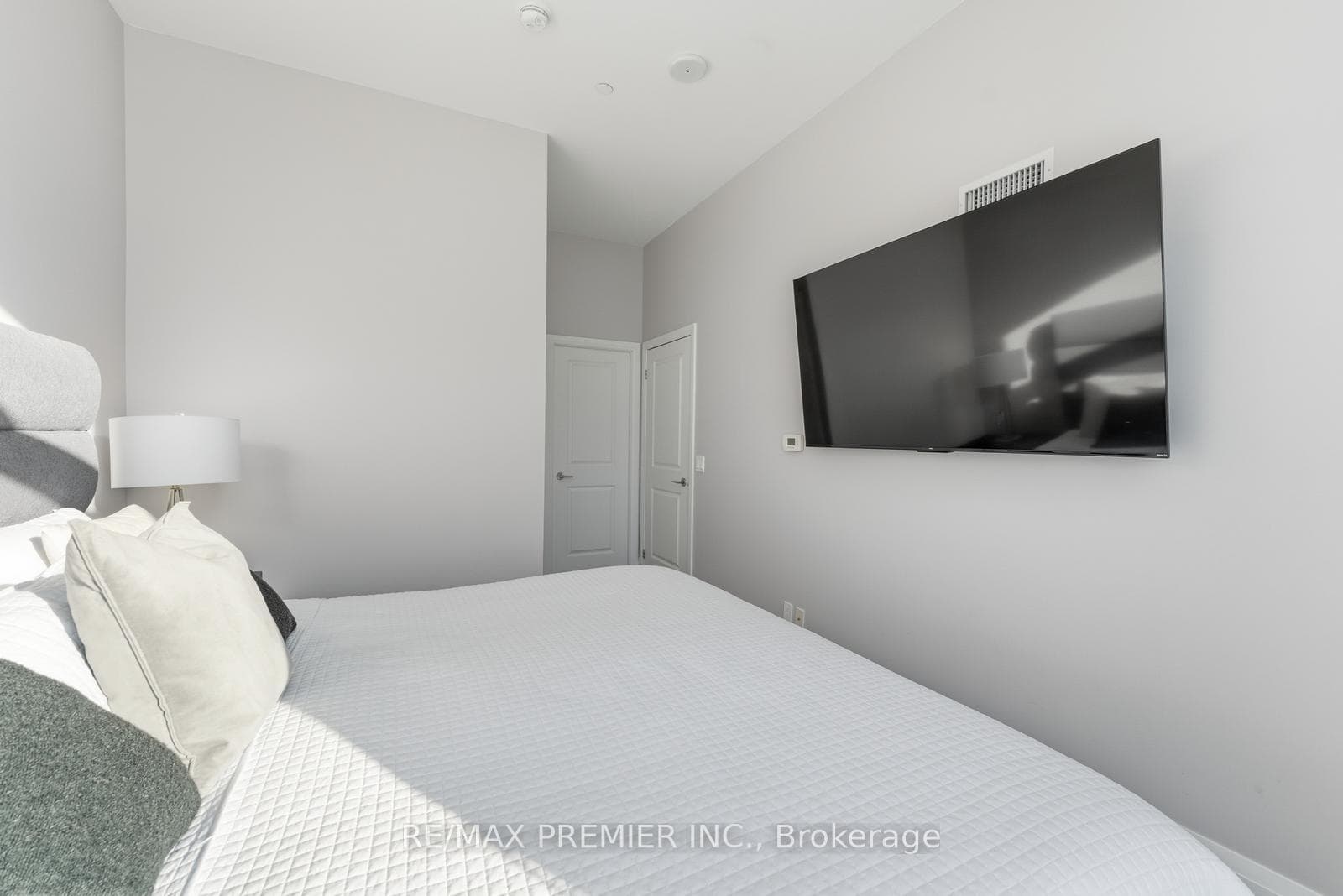 17 Zorra Street Unit PH06 (2406) photo 27