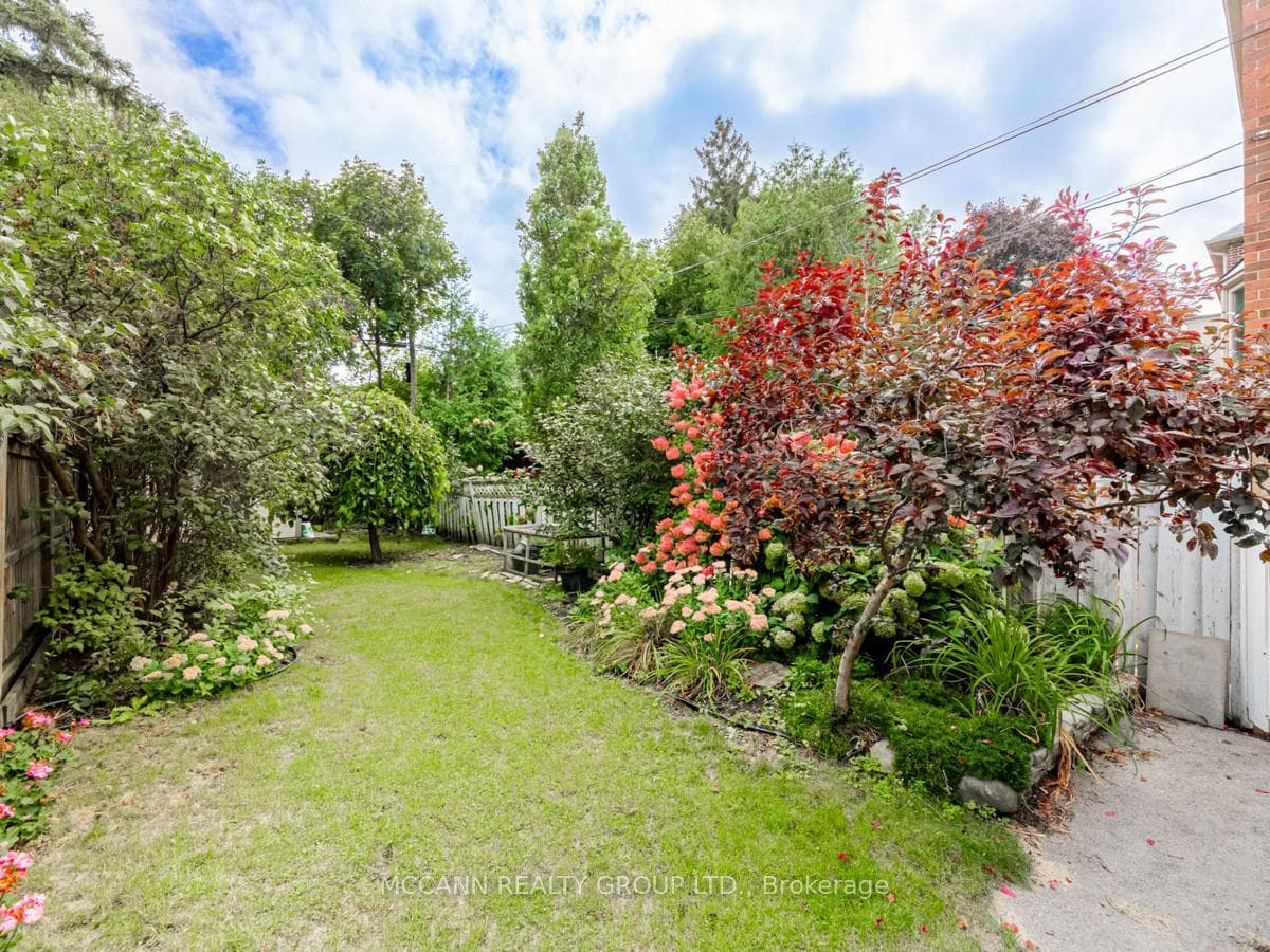 121 Roslin Avenue photo 36