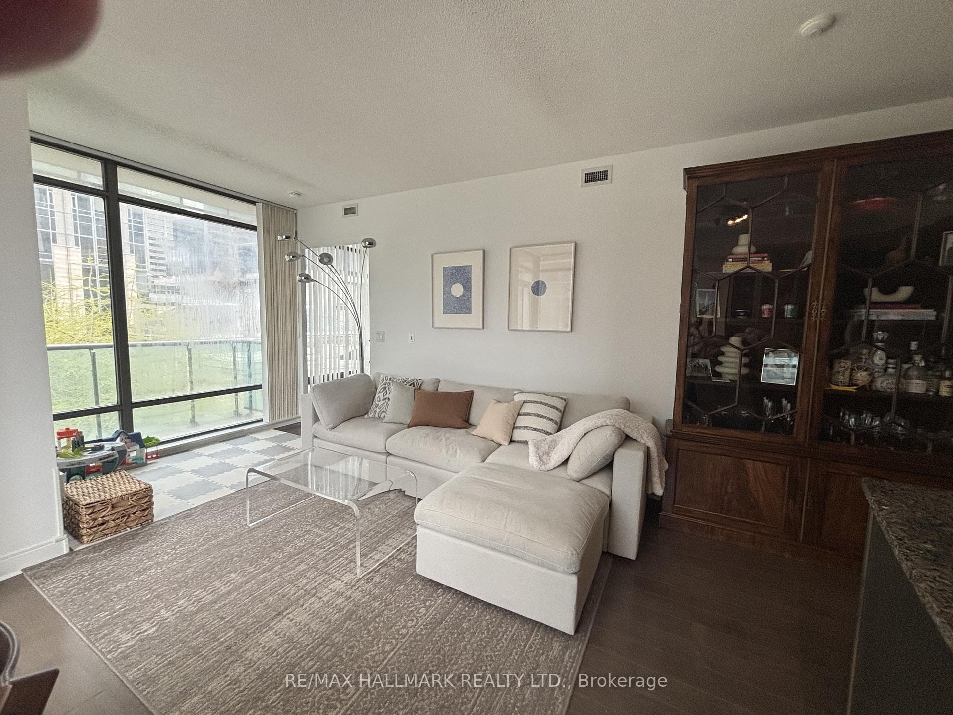 21 Scollard Street Unit 402 photo 2