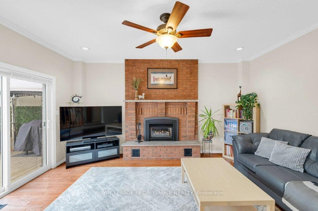 30 Springbrook Crescent photo 11
