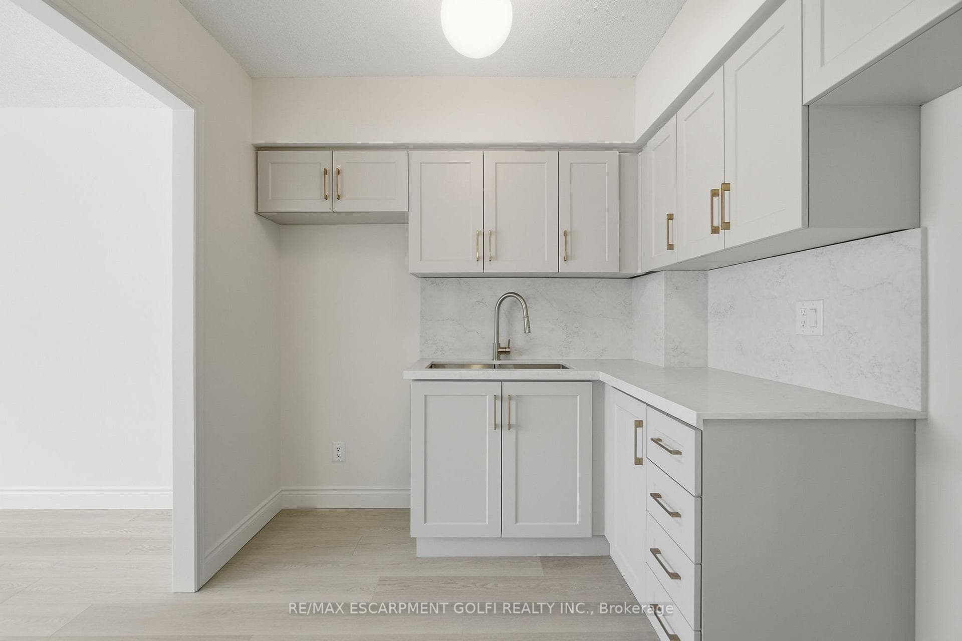 180 Limeridge Road Unit 208 photo 9