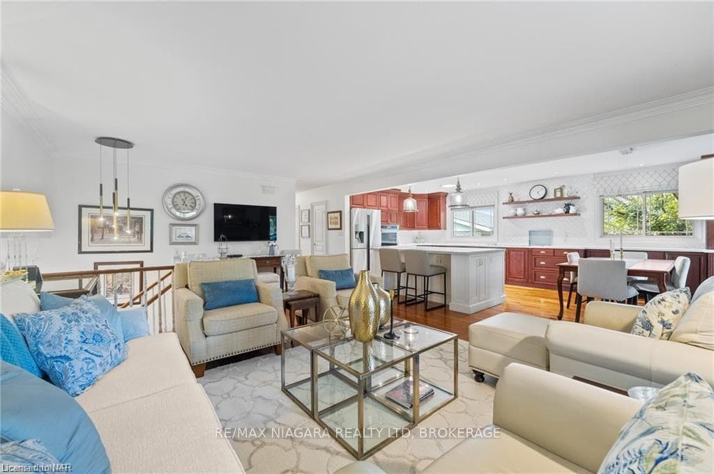 Living room with crown molding, light hardwood / w