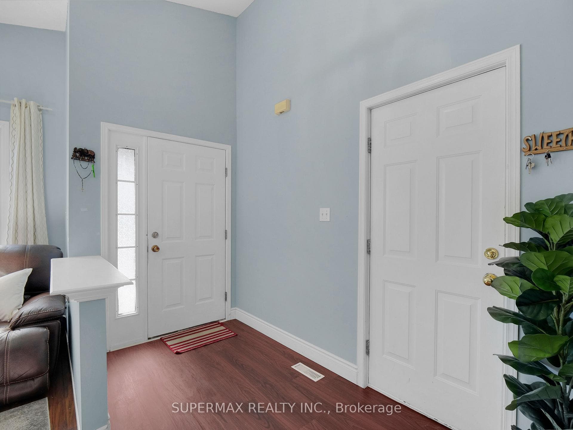 526 Talltree Crescent photo 4