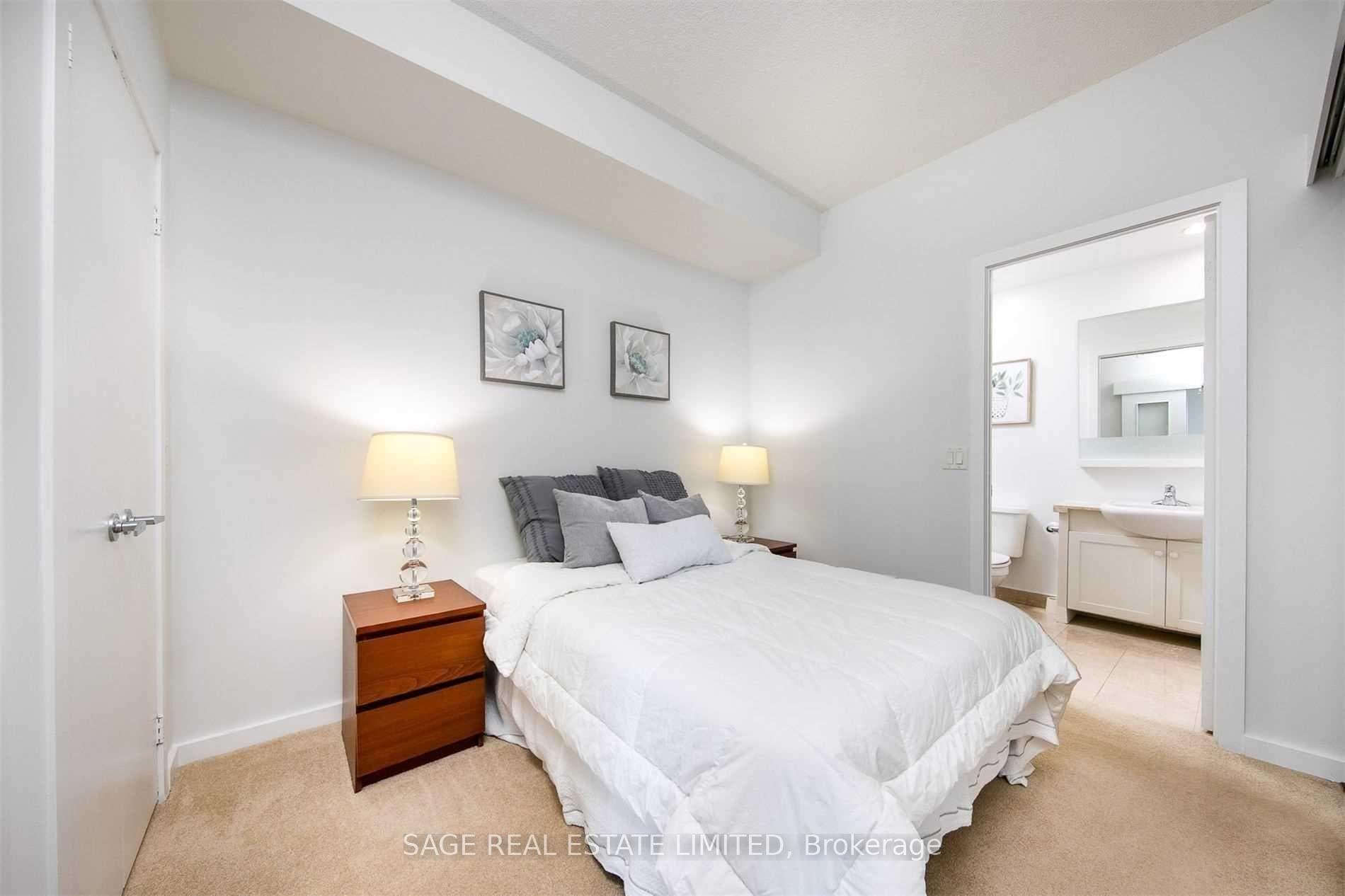 218 Queens Quay Unit 1711 photo 8