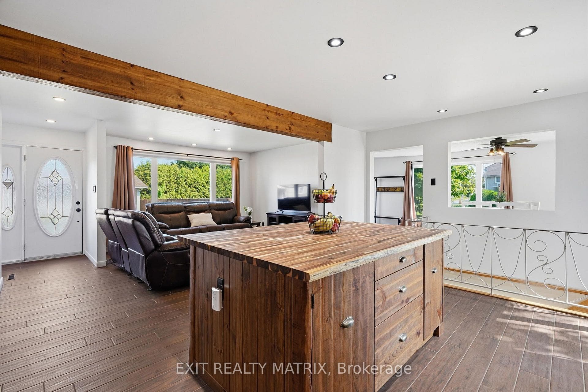693 Cartier Street photo 11