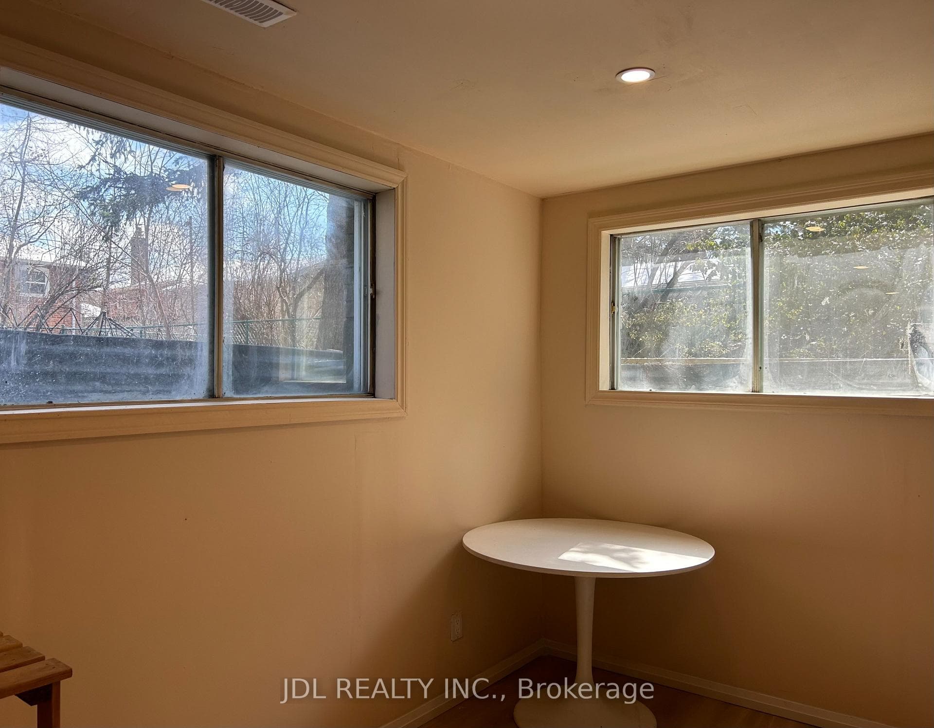21 Squires Ave Avenue Unit Two-Bedroom Bsmt photo 2