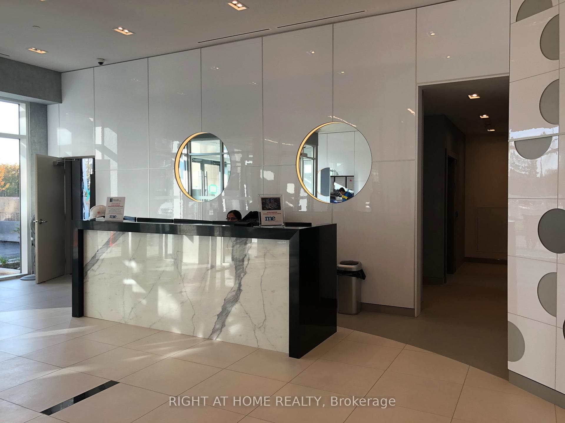 30 Meadowglen Place Unit 2708 photo 1