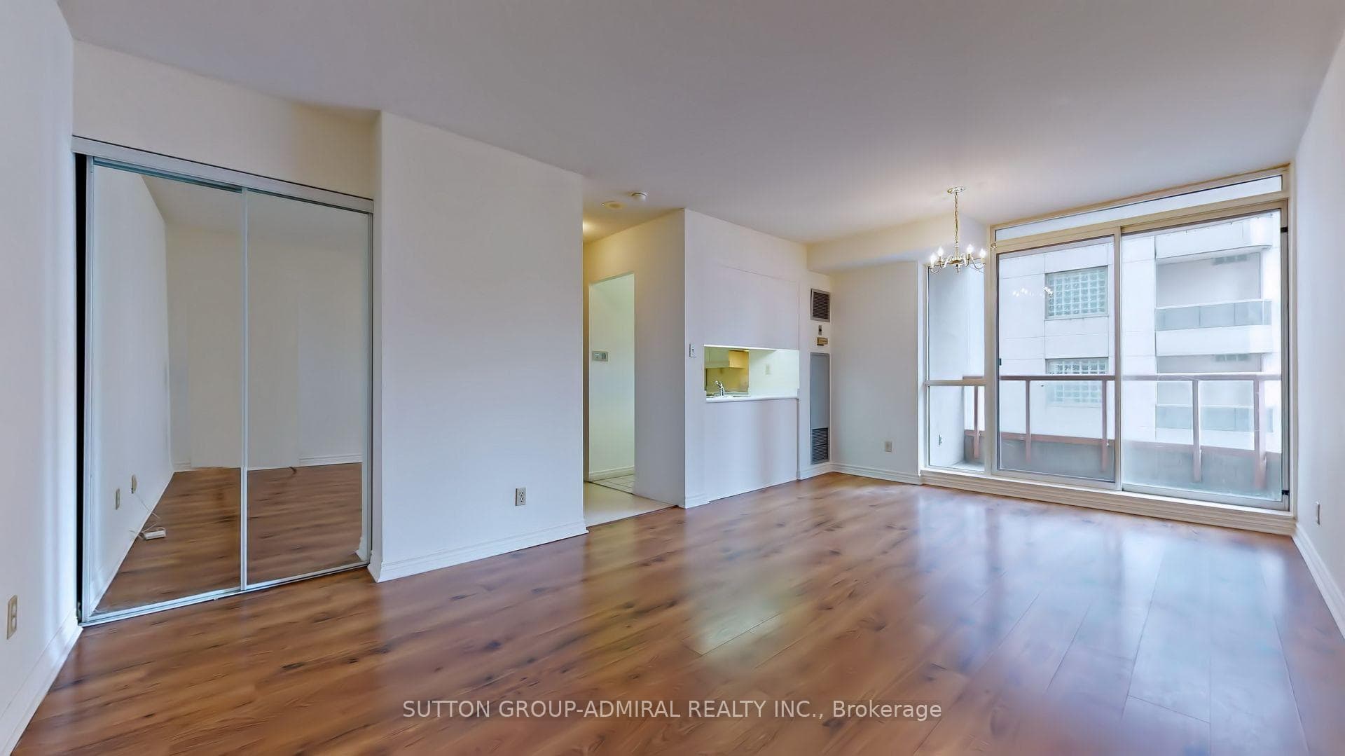 736 Bay Street Unit 1807 photo 4