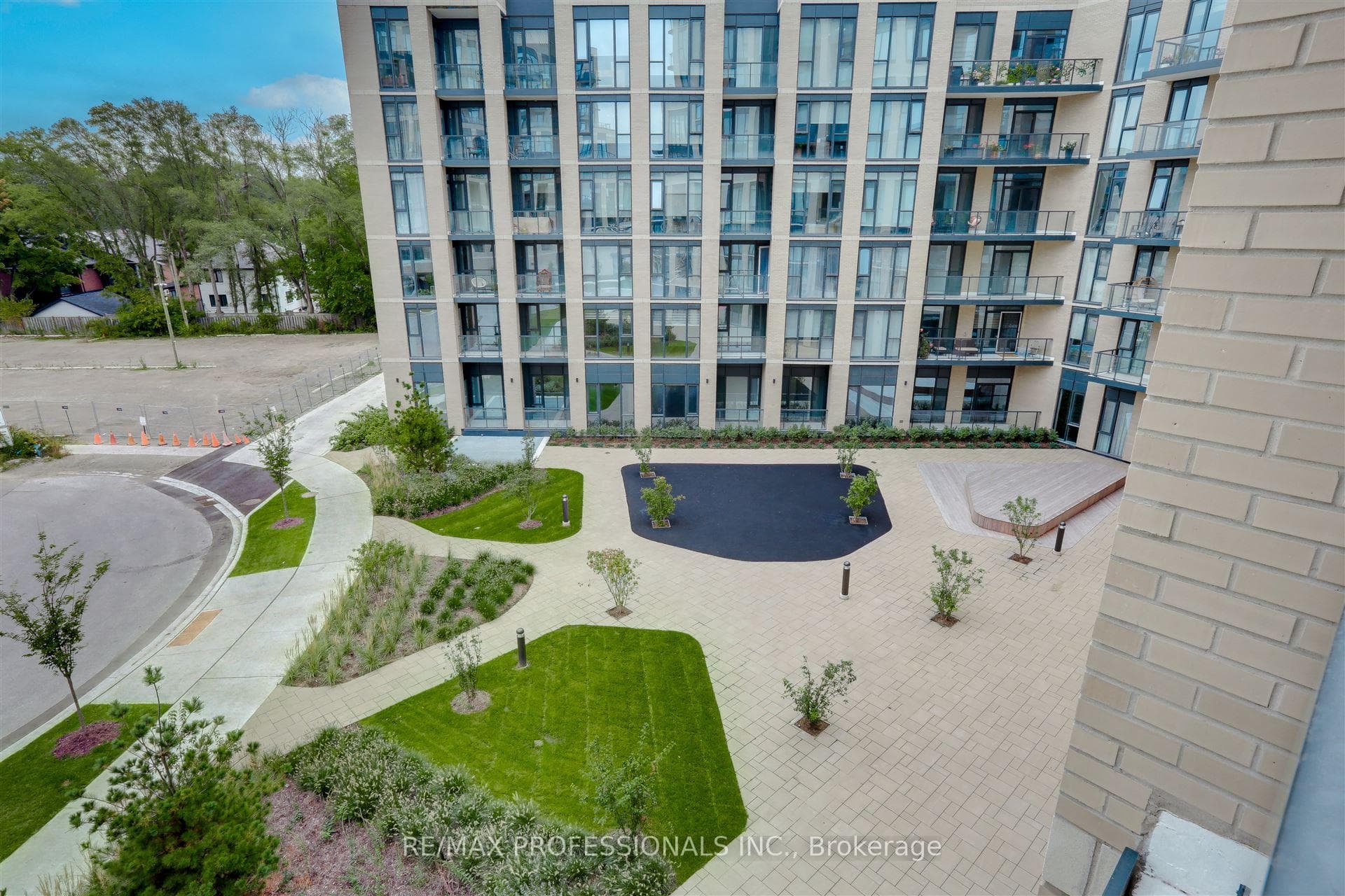 Suite 423 Courtyard
