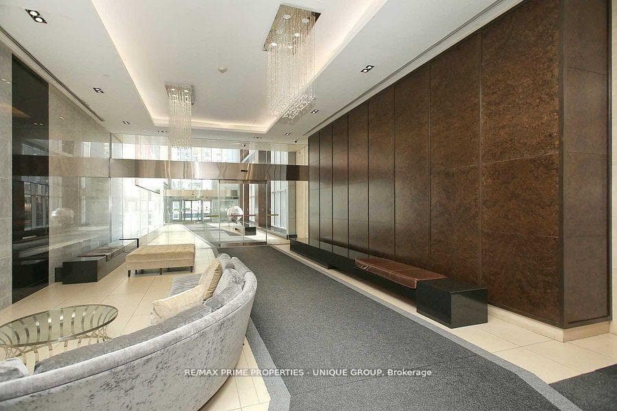 386 Yonge Street Unit 3807 photo 11