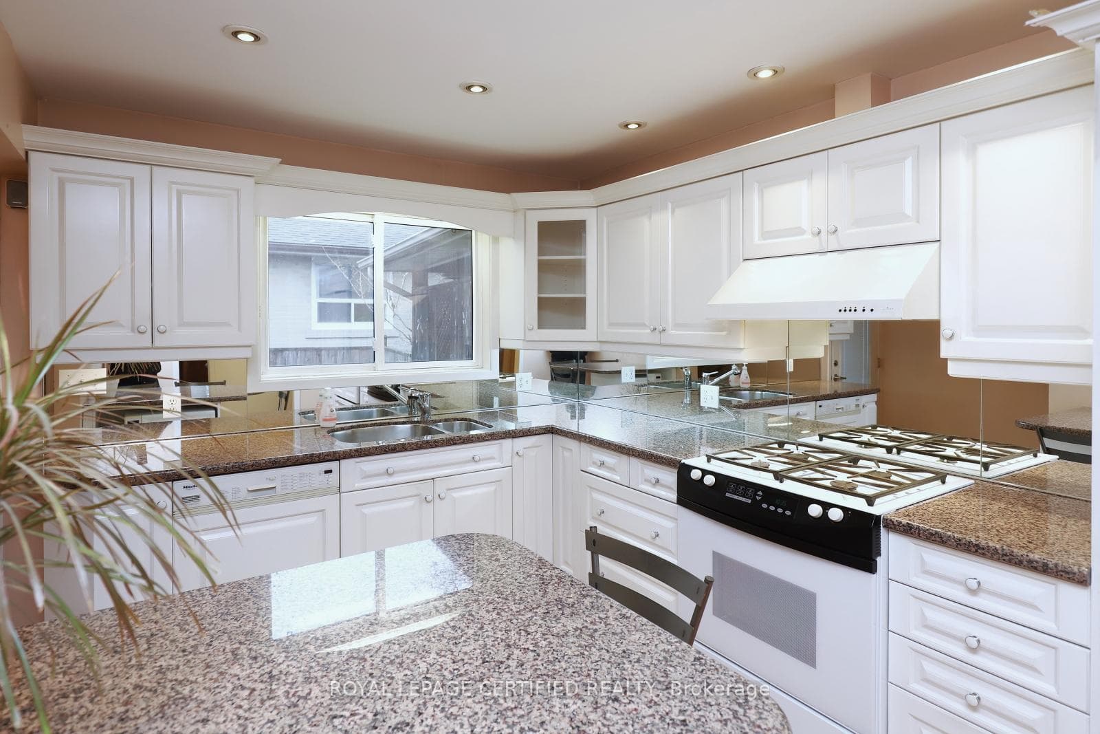 35 Ladore Drive photo 12