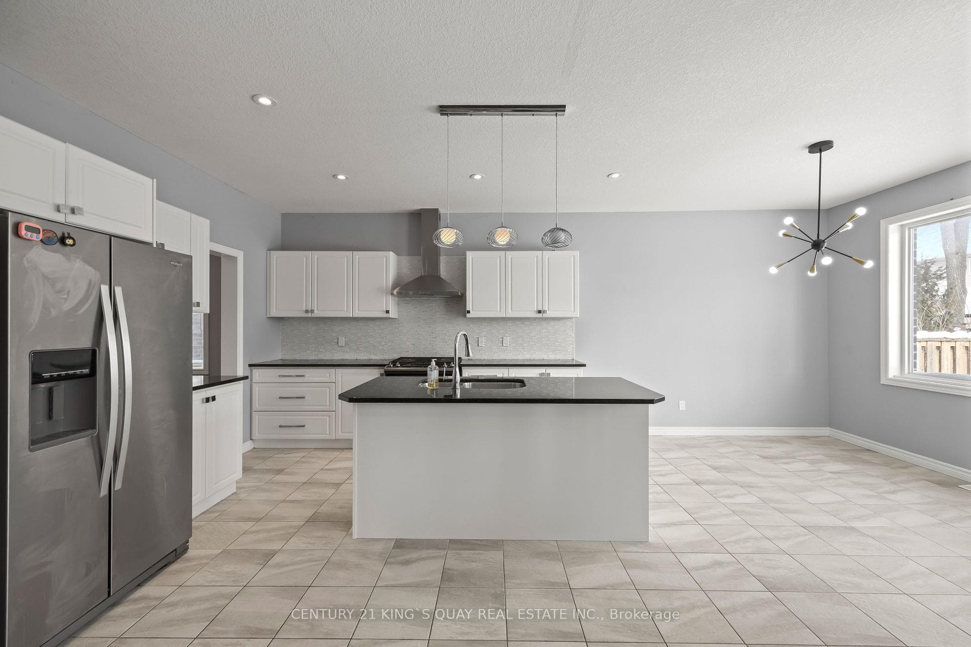 471 Sophia Crescent photo 10