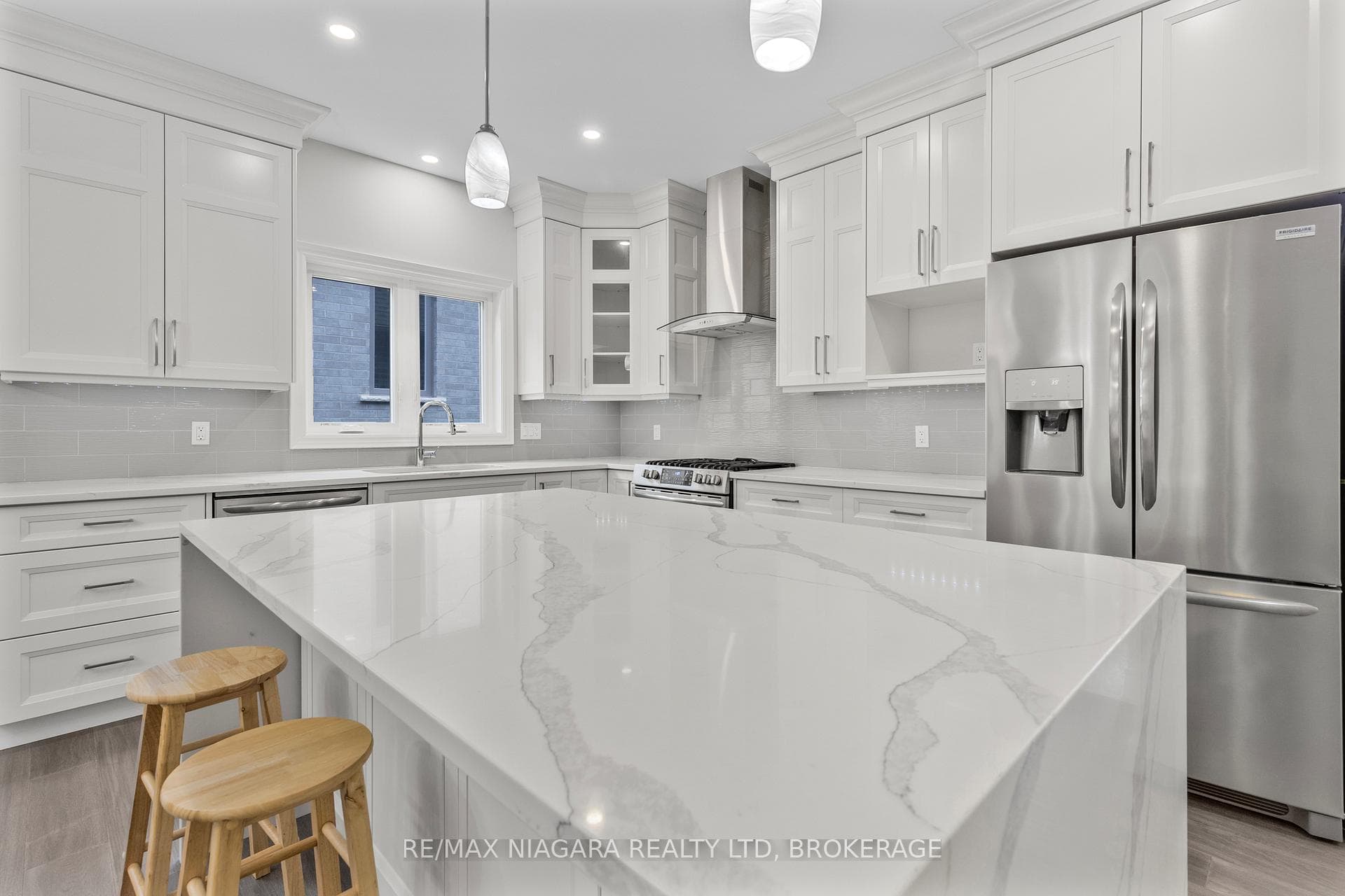 254 Lancaster Drive photo 21